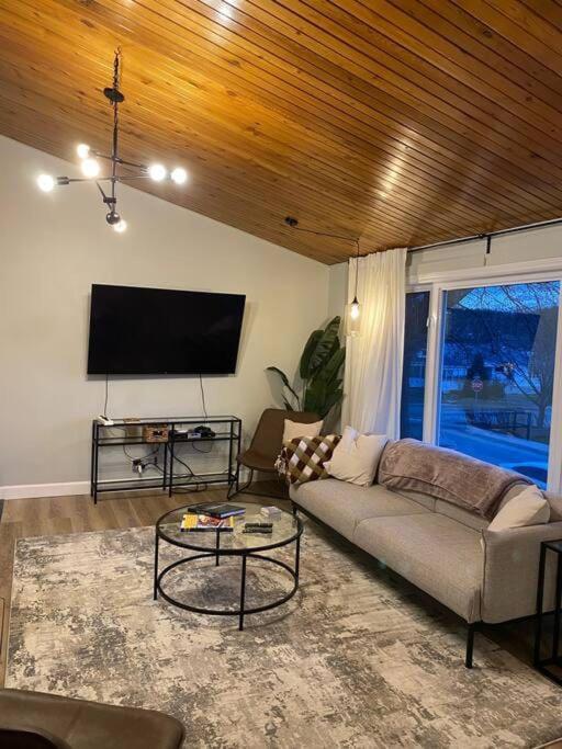Charming Nordic Style - 2br + 1 Bath Entire House Apartment *