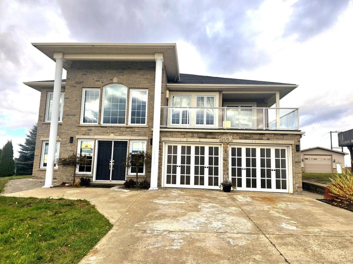 Stunning Estate With Hot Tub & Sunset Views