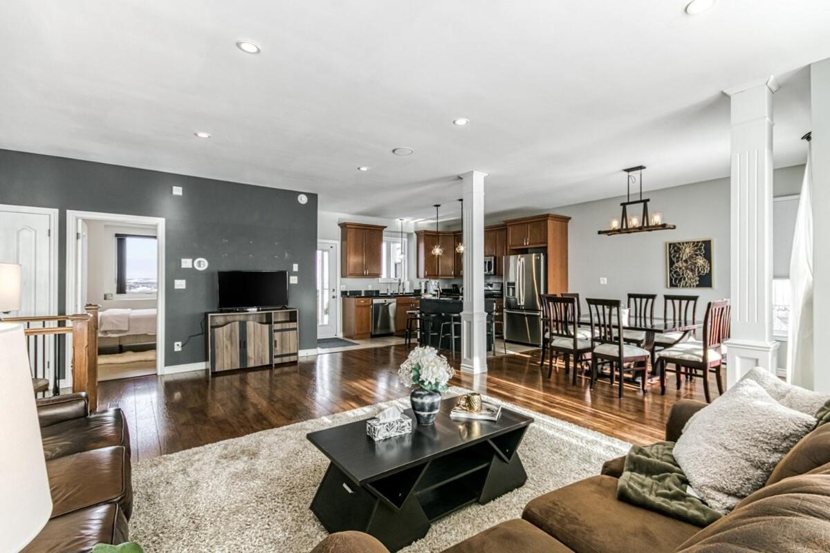 Stunning Estate With Hot Tub & Sunset Views *