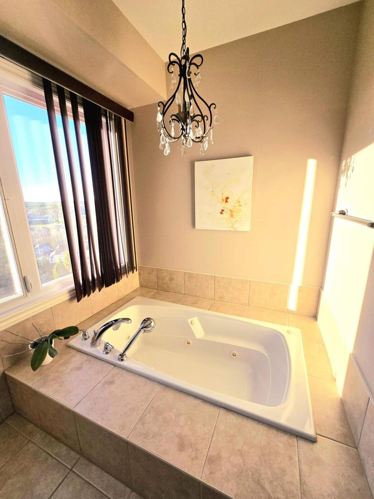 Holiday home Stunning Estate With Hot Tub & Sunset Views