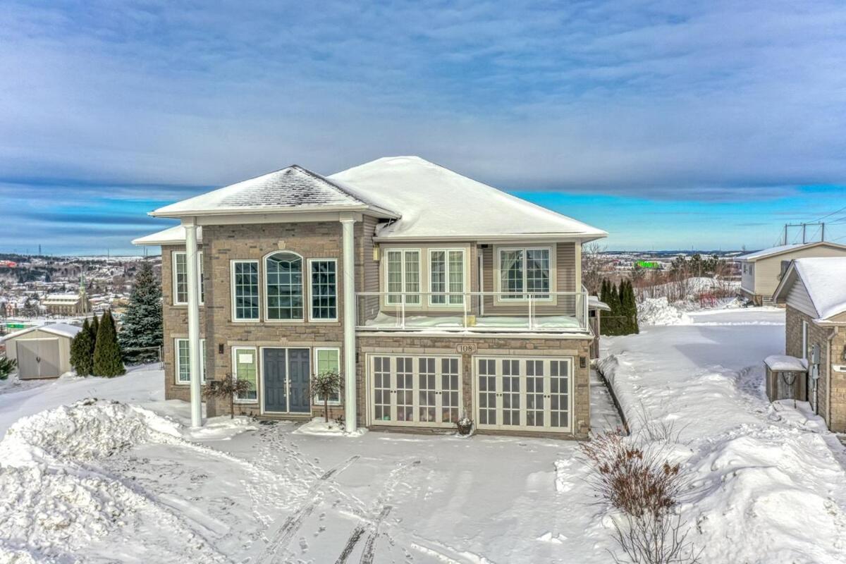 Holiday home Stunning Estate With Hot Tub & Sunset Views *