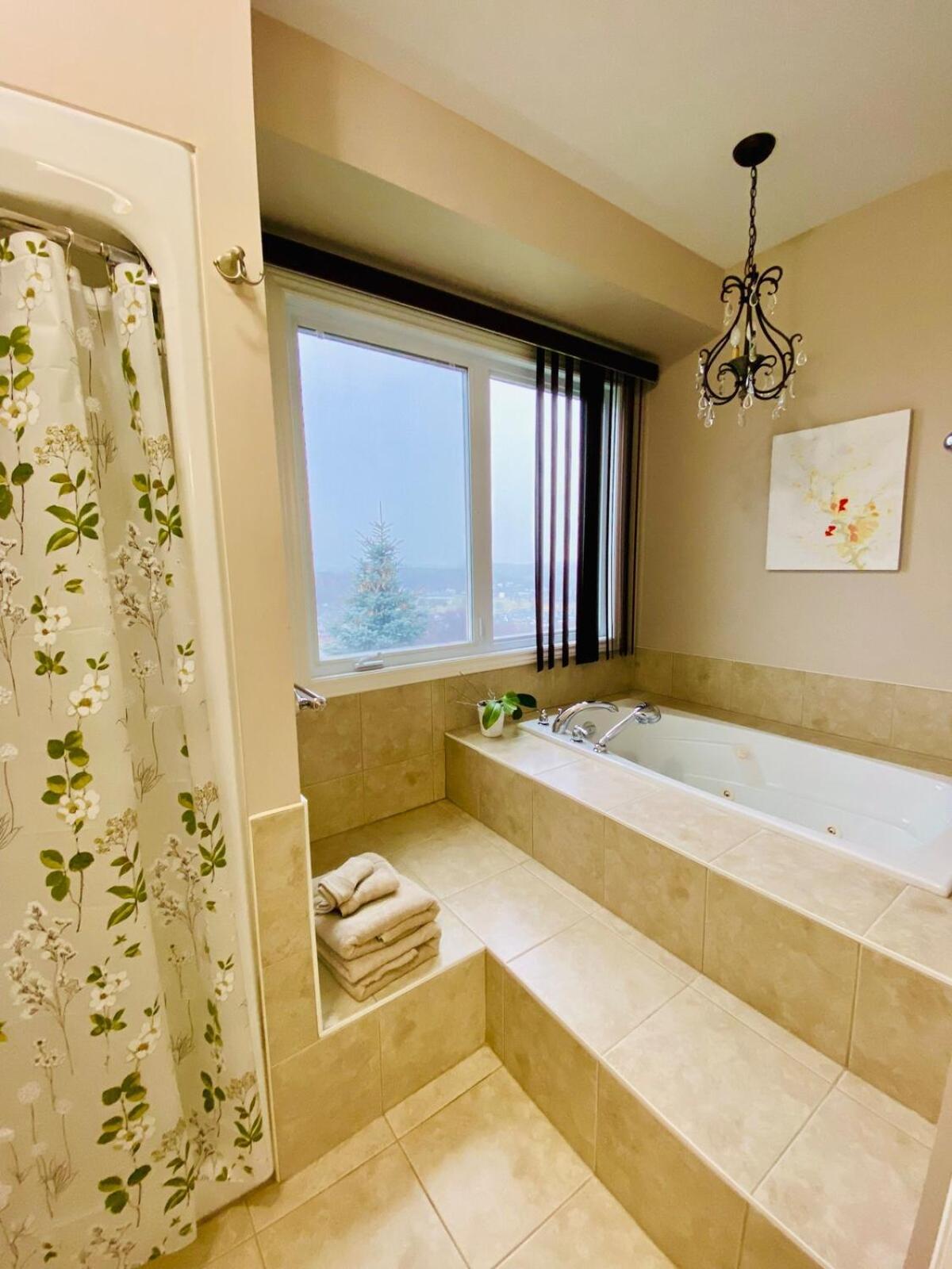 Stunning Estate With Hot Tub & Sunset Views *